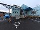 車椅子用駐車スペースのある建物前