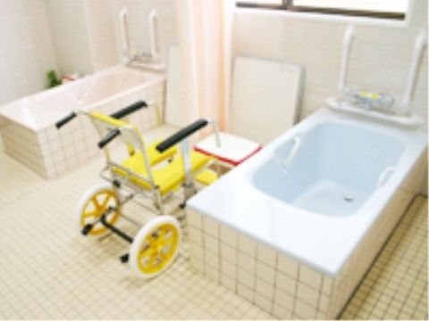 浴槽が2つあり、シャワーカーテンで区切ることができる広々とした浴室
