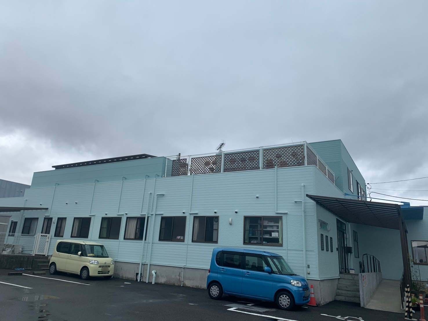 青い建物の外観