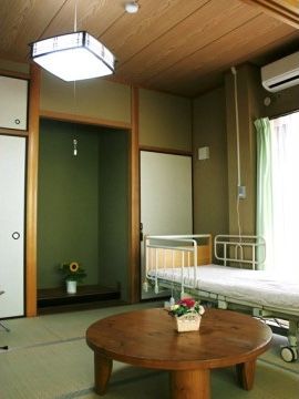 収納スペースとして押し入れや天袋がある。和室の雰囲気に合わせ、壁は畳と同色の落ち着いた緑色となっている。
