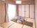 畳が敷かれた部屋である。真ん中には机と座布団が敷かれている。部屋内にはエアコンも完備しており、ご家族の来訪時に宿泊できる。