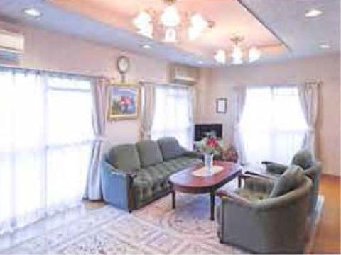 ゲストルームは大きな窓から光が差し込む部屋である。部屋の中には緑色の３人掛け用と１人掛け用のソファが配置されている。