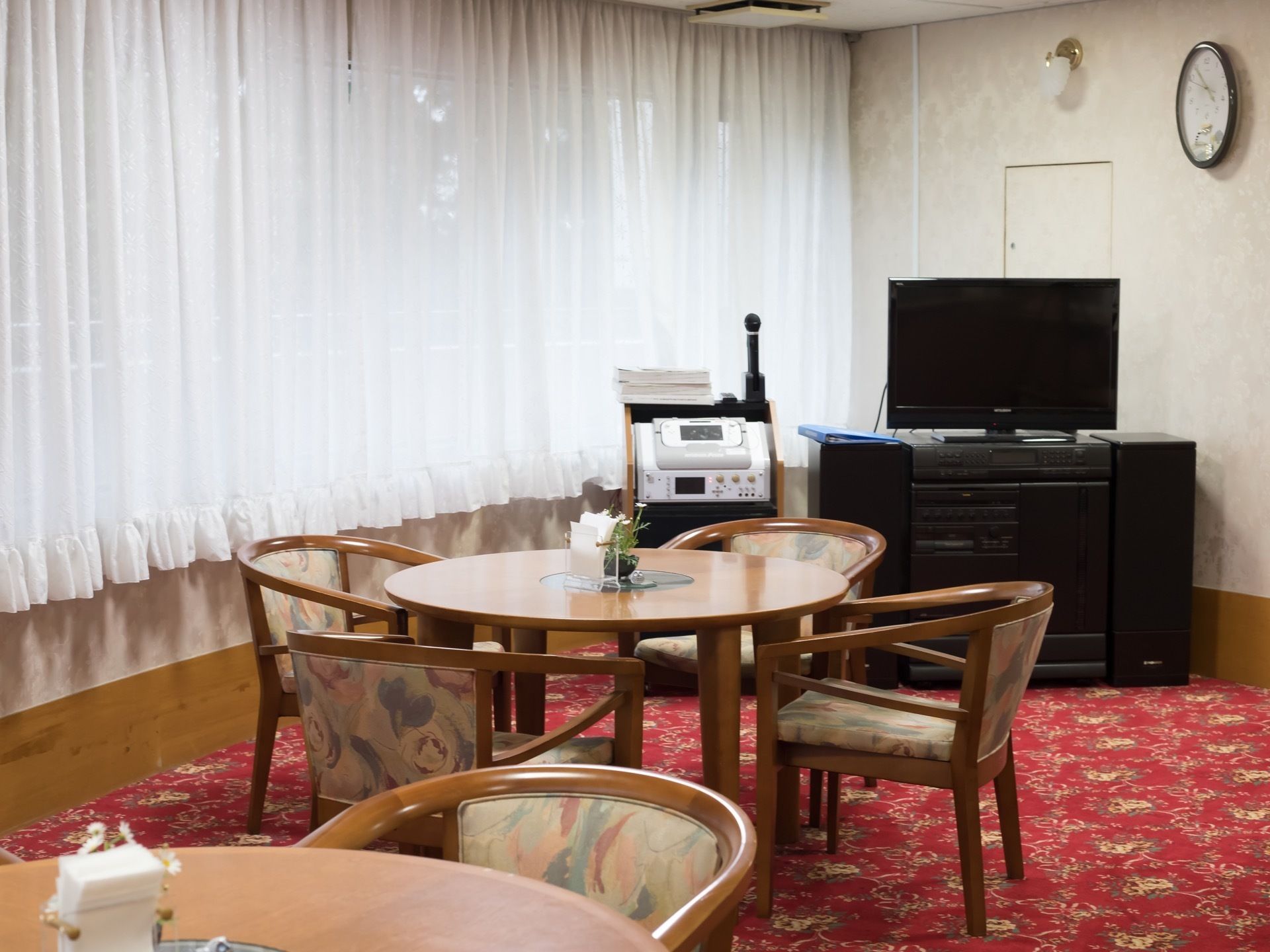 入居者様同士でカラオケを楽しむことができる。お食事を召し上がりながら、充実した時間をお過ごしいただける。