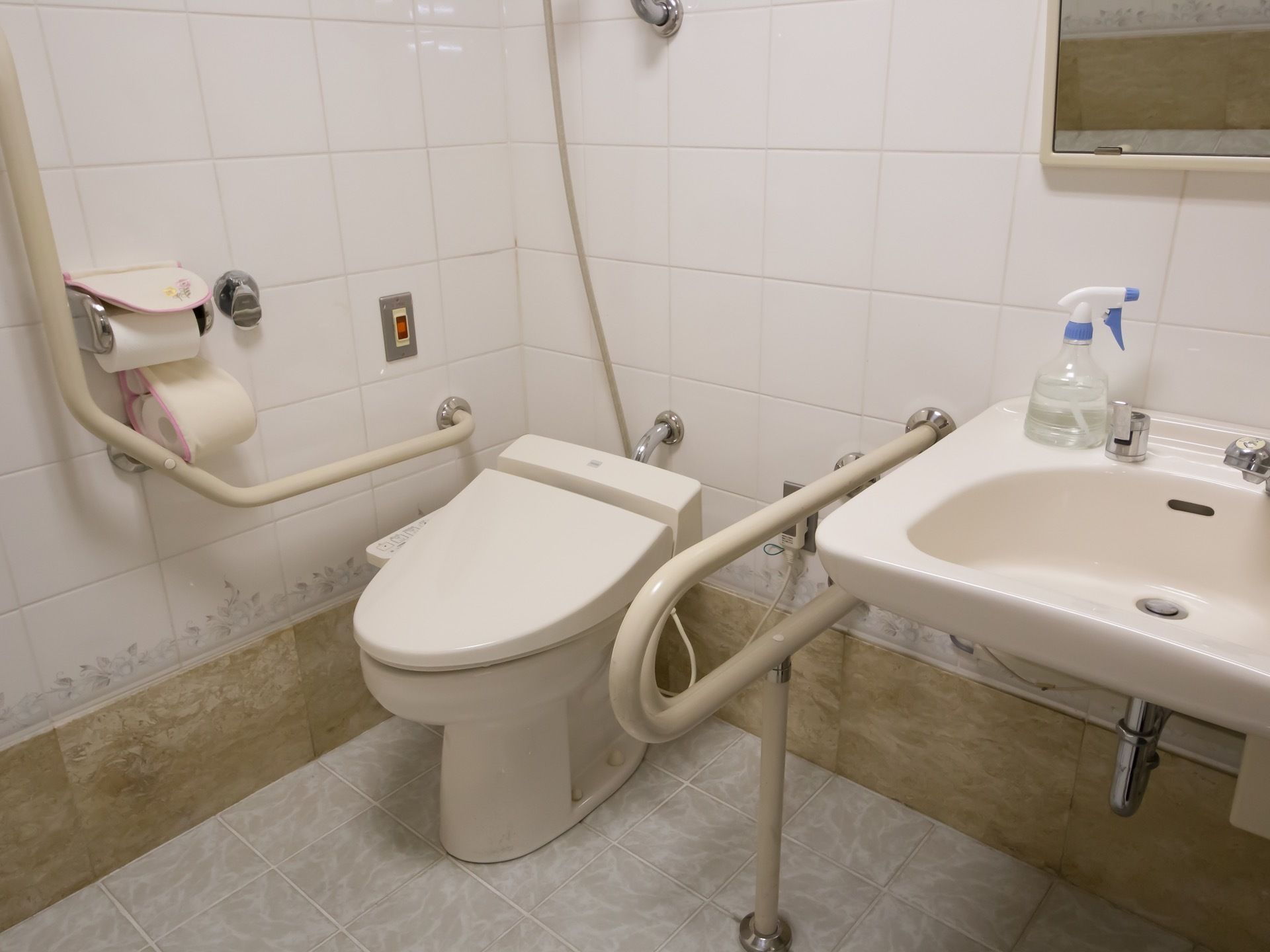 広々としたスペースがある手すりのついたトイレなので、車椅子をご利用の方でも安心してお使いいただける。