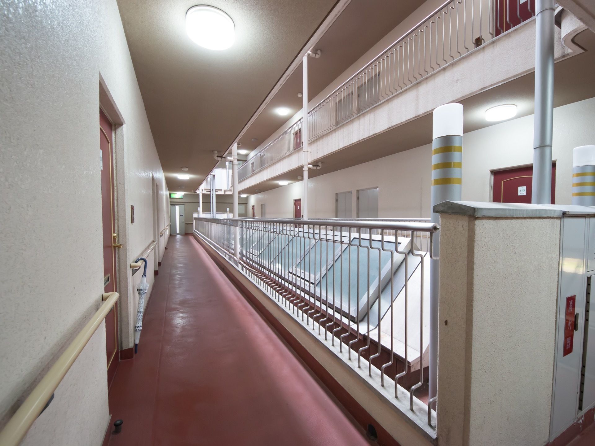入居者様がご利用いただくお部屋に続く、通路には手すりが設置してある。通路に段差はなく快適に歩行できる。
