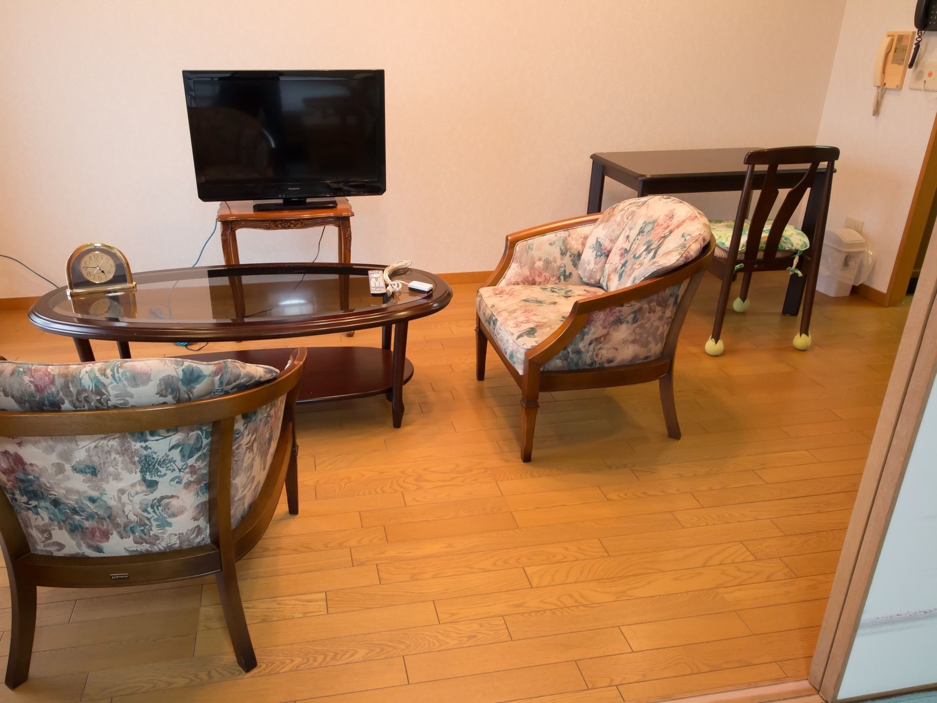 すっきりとした空間に、テレビが設置してある。広すぎないので、リラックスしてお過ごしいただくことができる。