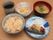 テーブルに並べられた一人分の食事。シンプルな和食である。きれいな色柄の食器を使用し、見た目も大事にしている。