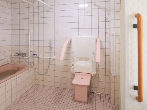 全面タイル張りの浴室。必要なところに手すりを設置している。またどなたでも利用できるよう、介護用の設備を整えている。