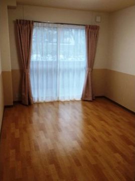 居室は、フローリングで段差がなく過ごしやすい。十分な広さがあるので、ベッドなどの家具を持ち込んでいただける。