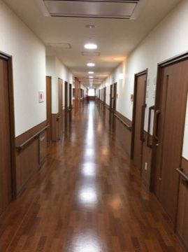 廊下は、段差のないフローリングを採用している。手すりを左右の壁に設置しているので、安全に通行していただける。