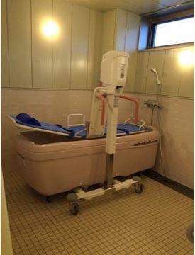 浴室は広いスペースを確保している。体の不自由な入居者様も快適に入浴ができる、介護タイプの浴槽をご用意している。