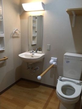 車椅子をご利用の方も快適に使用できる、広い空間のトイレをご用意している。手すりのサポートがあるので安心できる。
