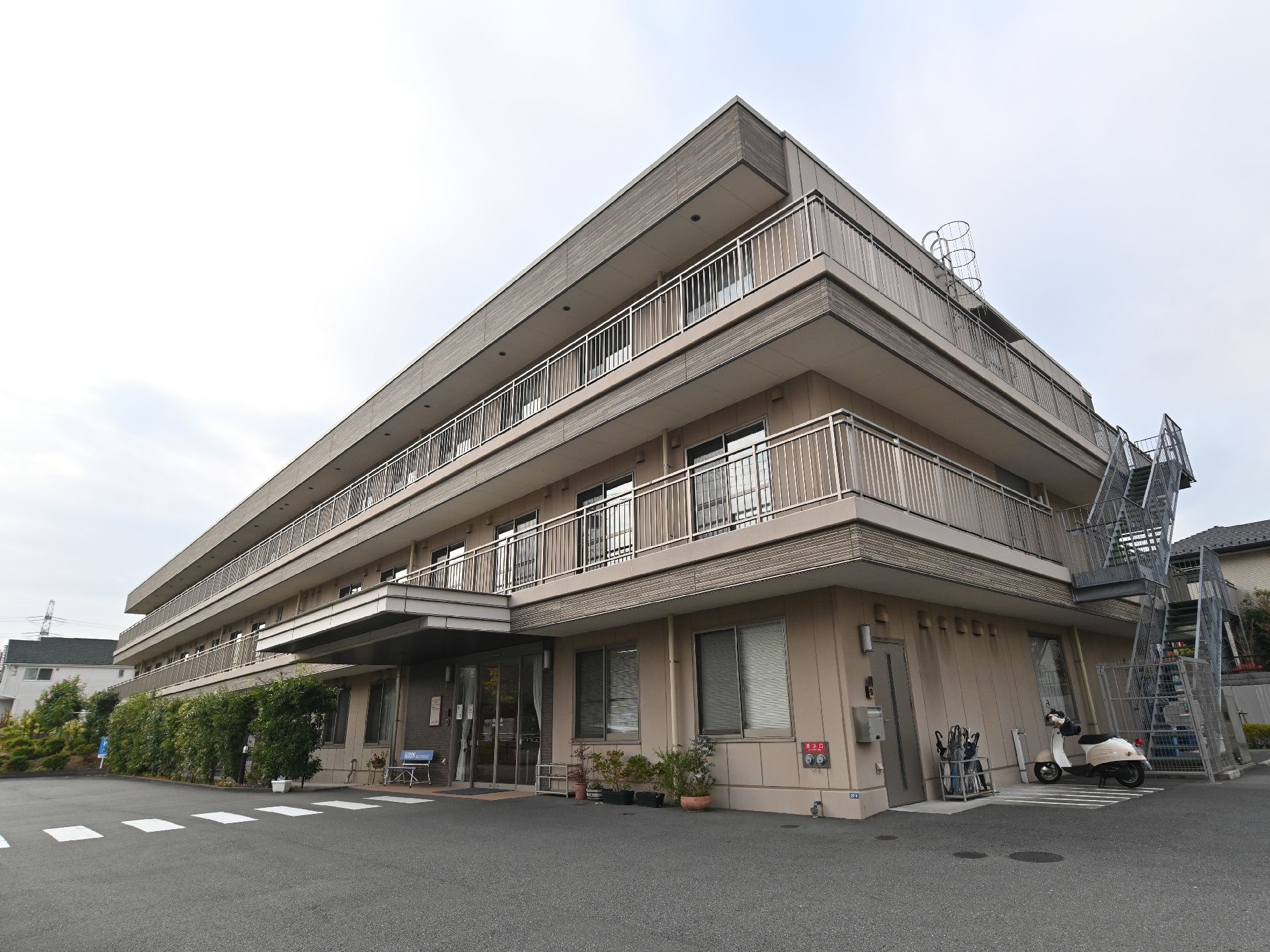 落ち着いた雰囲気の色合いの外観