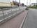 通路にスロープと手すりが施されている外観