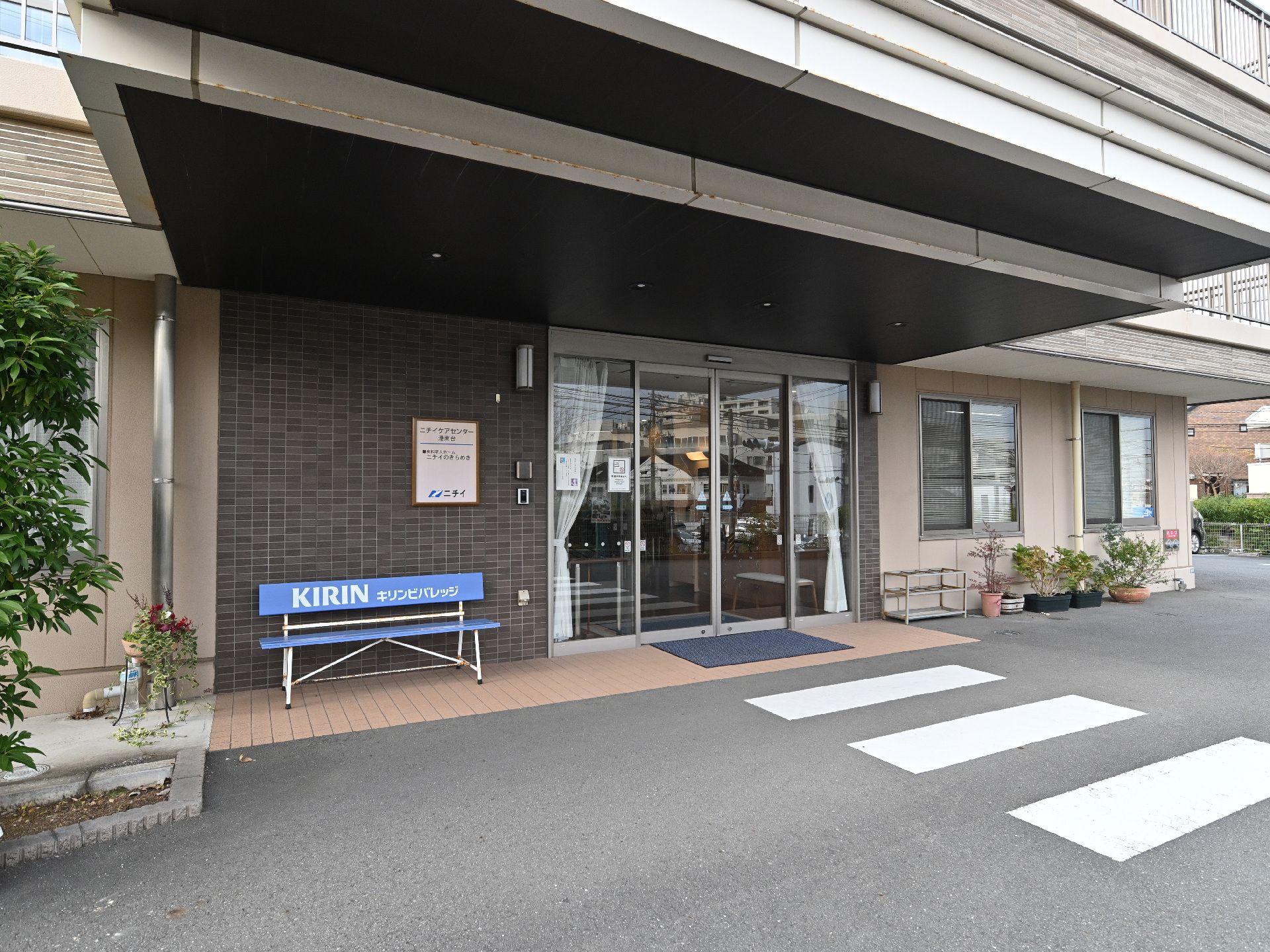 白いソファに座った女性と、女性に寄り添って立つティーカップを持つ男性
