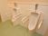 共有階の男子トイレ内、小便器が2つ並ぶ写真。それぞれ小便器のまわりに手すりが設置されていて、安心できる。