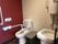 トイレは洋式であり、大きなゴミ箱と汚物流しも設置されている。便器の両側には可動式の手すりが取り付けられている。