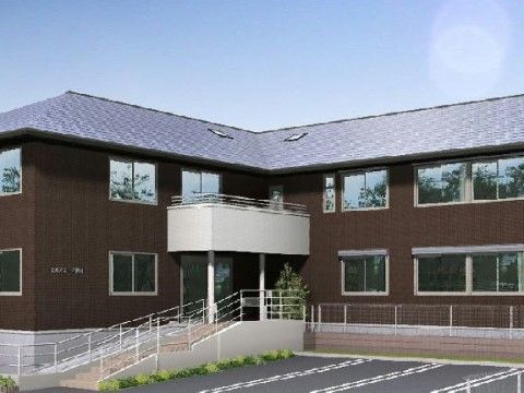 施設の建物は２階建てでダークブラウンを基調とした外観である。玄関に続く階段があり、隣には手すりが備わるスロープが設けられている。