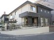 玄関まで設けられたスロープや、広めのひさしを設けるなど、訪れる方に優しい造りのエンドランスである。施設建物は２階建てである。