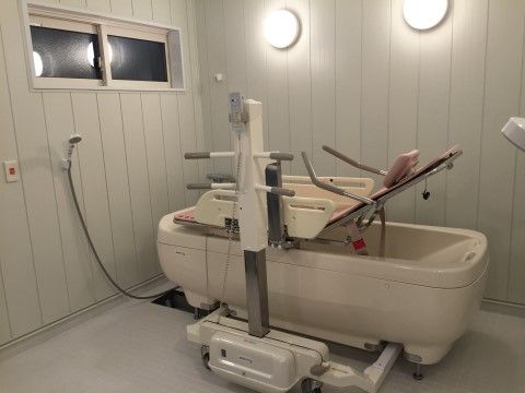 ストレッチャーで寝たままの姿勢で入浴ができる機械入浴機器