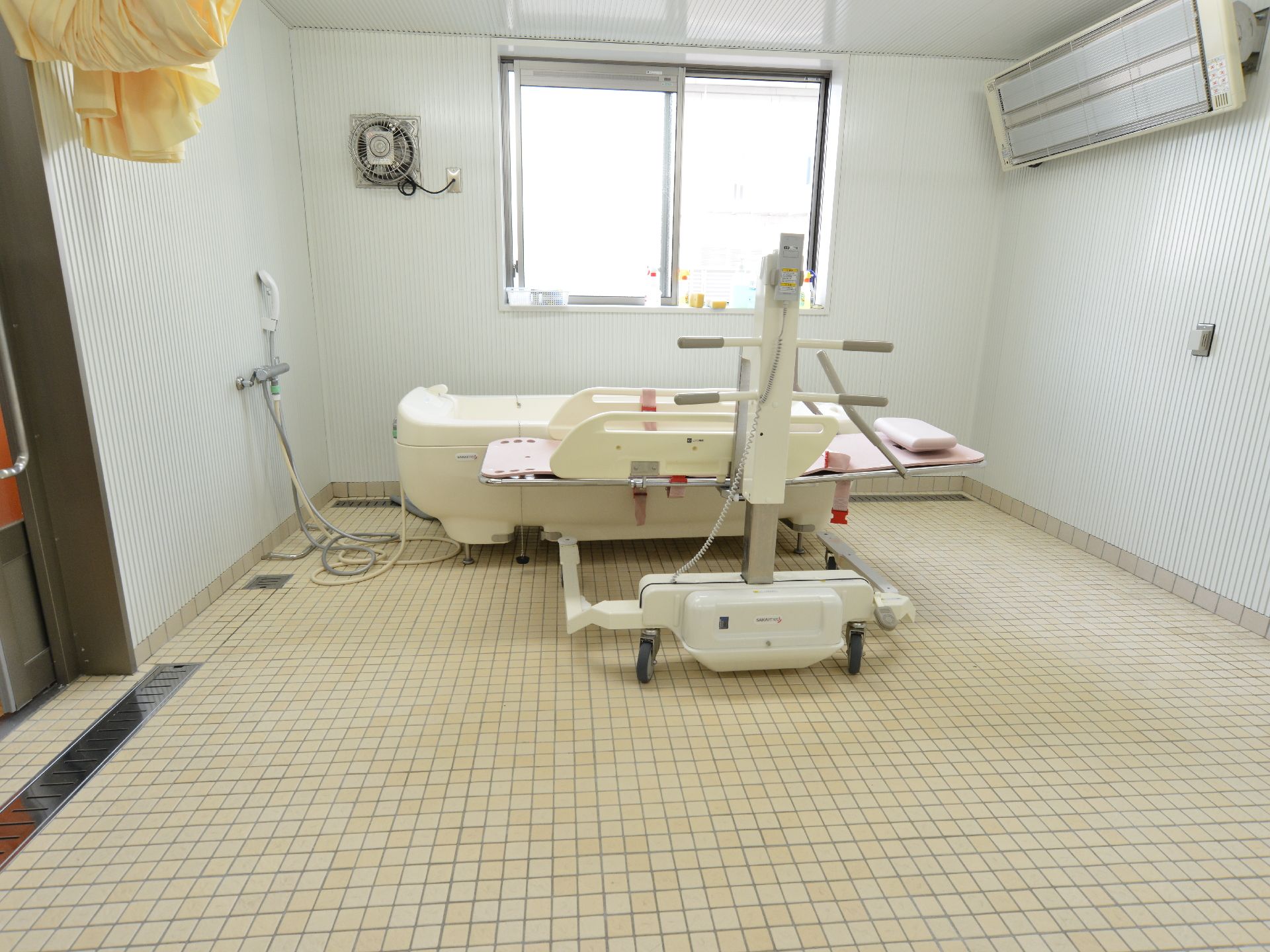 横になったままなど、利用者の身体の状態に合わせて利用できる特殊な浴槽のある浴室である。浴室には十分な広さがある。