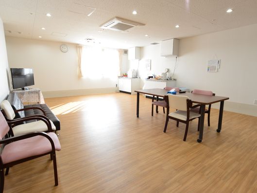 テレビとテーブルのあるスペース