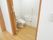 居室に備え付けのトイレは引き戸で十分な広さがあり、車椅子でもそのまま入ることができる。手すりが設置されている。