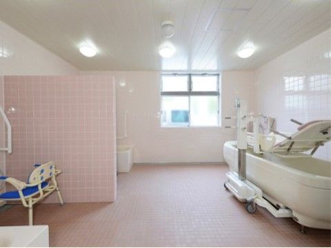 ふるさとホーム大垣の浴室。特殊浴が可能なこちらの浴室で、快適なご入浴をご利用ください。