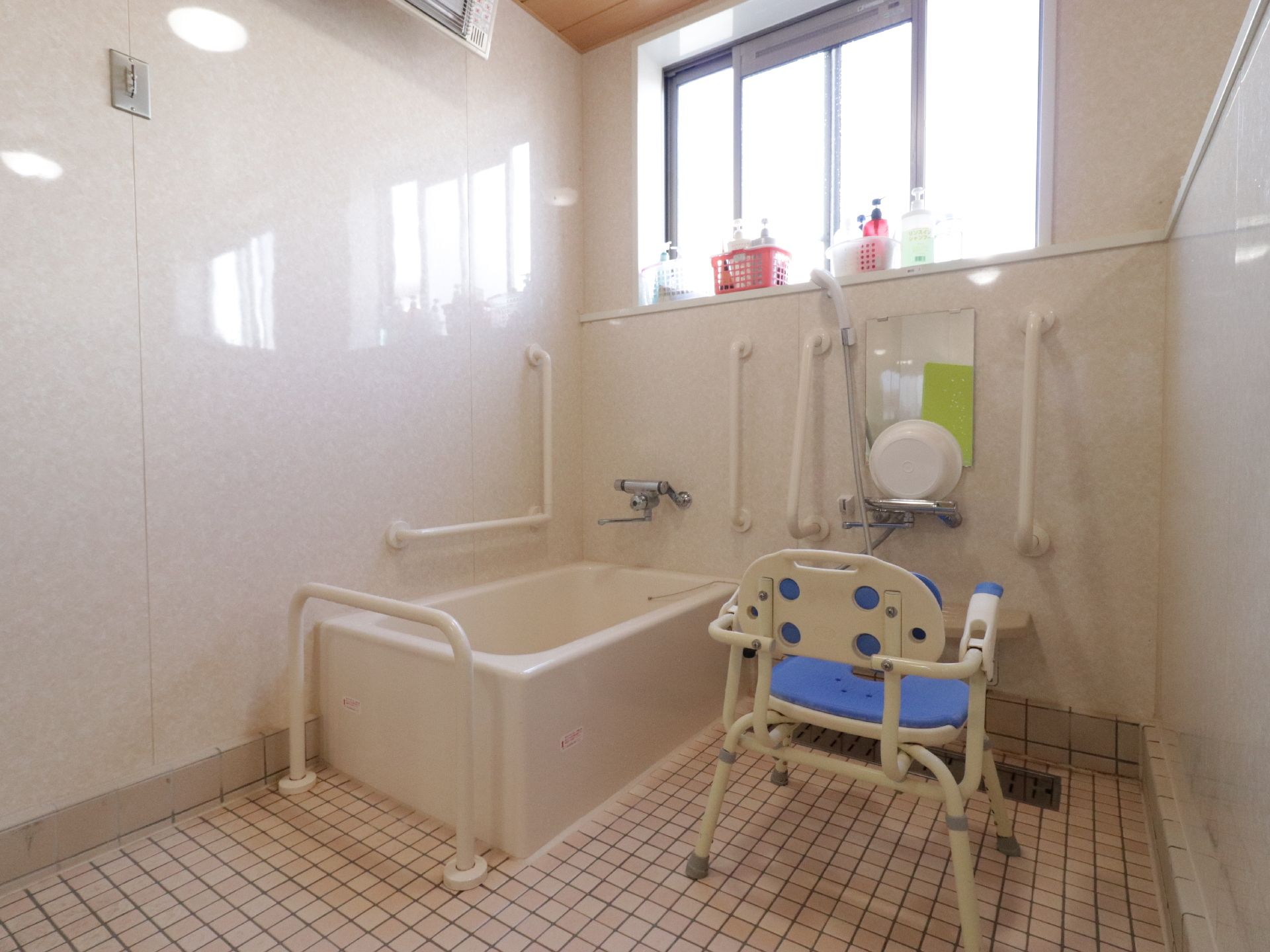バスタブとシャワーの周囲の壁には手すりが取り付けてある。立ったり、湯船に体を入れる時など、掴まることができ安心である。