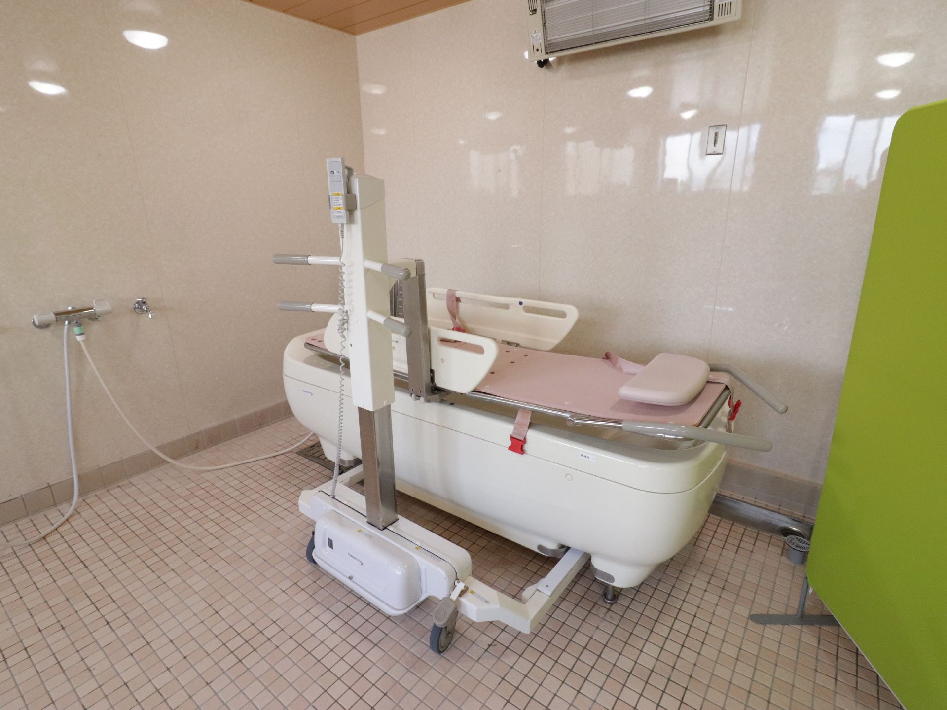 足腰の不自由な入居者様でもお風呂がたのしめるように、専用のバスタブが設置してあり、椅子にこしかけたままお風呂が楽しめる。