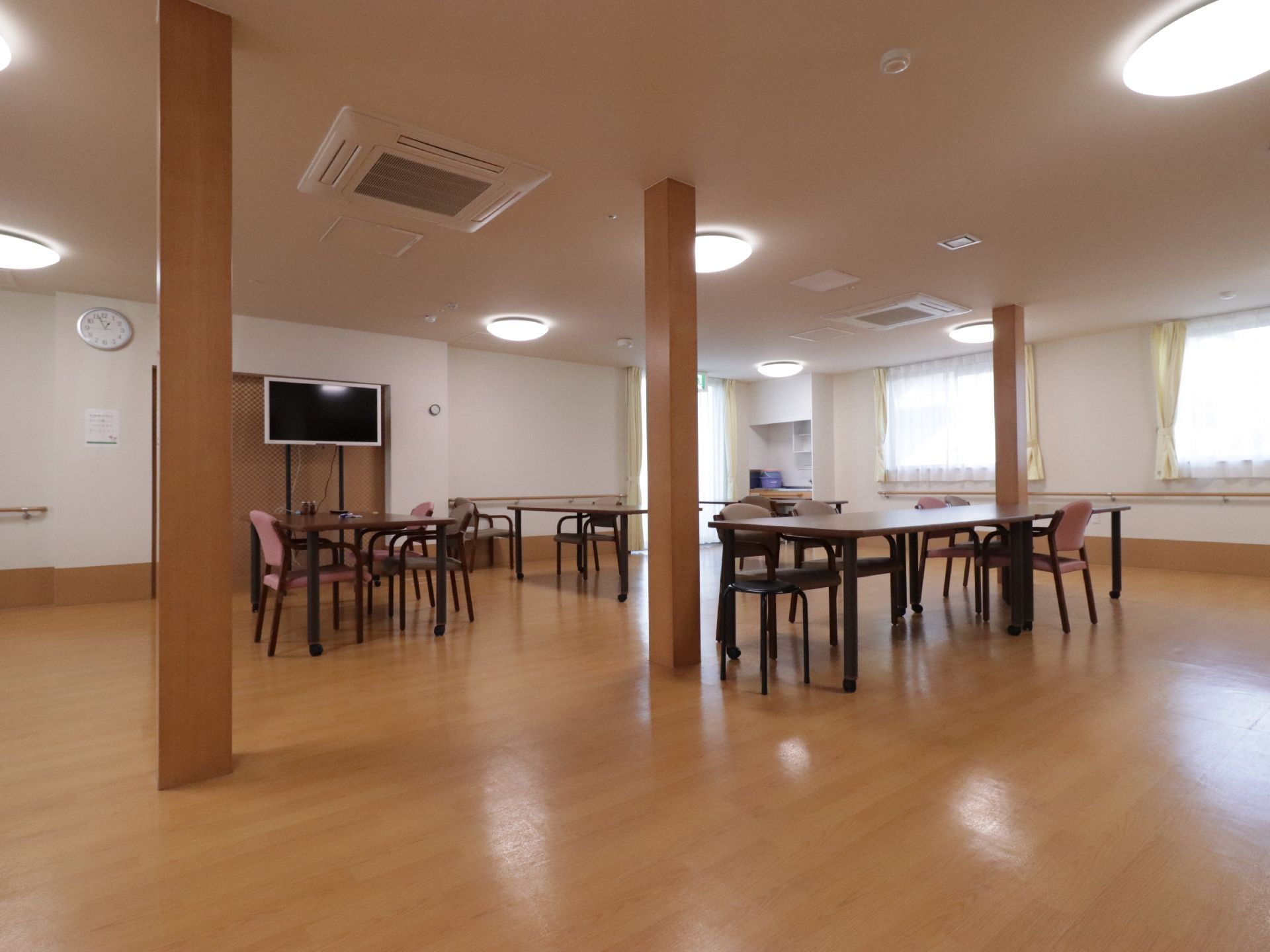 壁に手すりがあるので、歩行に難がある入居者様でもしっかりと掴まりながら歩くことができ安全である。ウッドフロアのため、車椅子も利用できる。