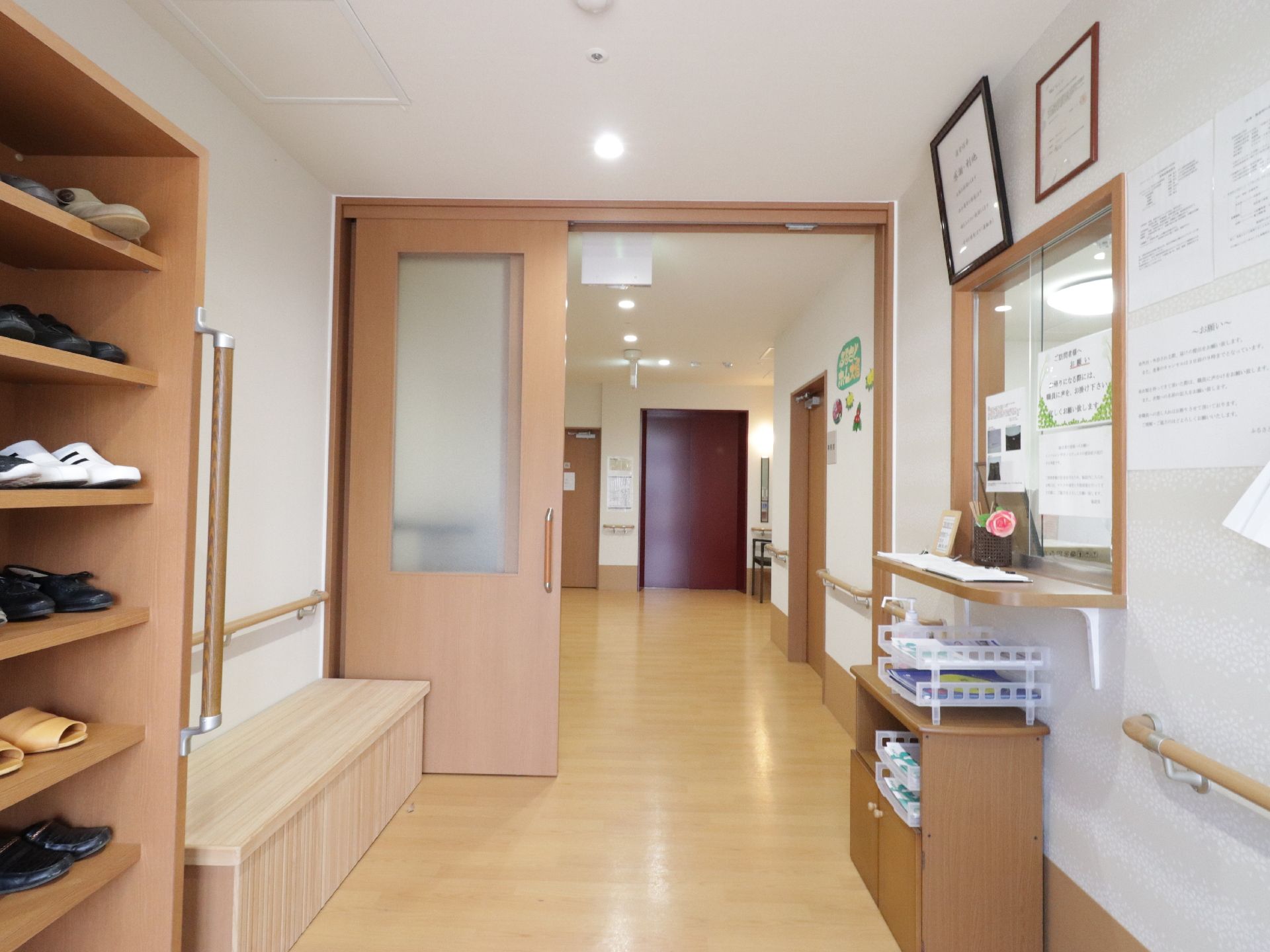 玄関をはいるとすぐに、靴箱と受付カウンターがある。上がり框のところにベンチがあるので、腰かけて靴を脱いだり履いたりできる。