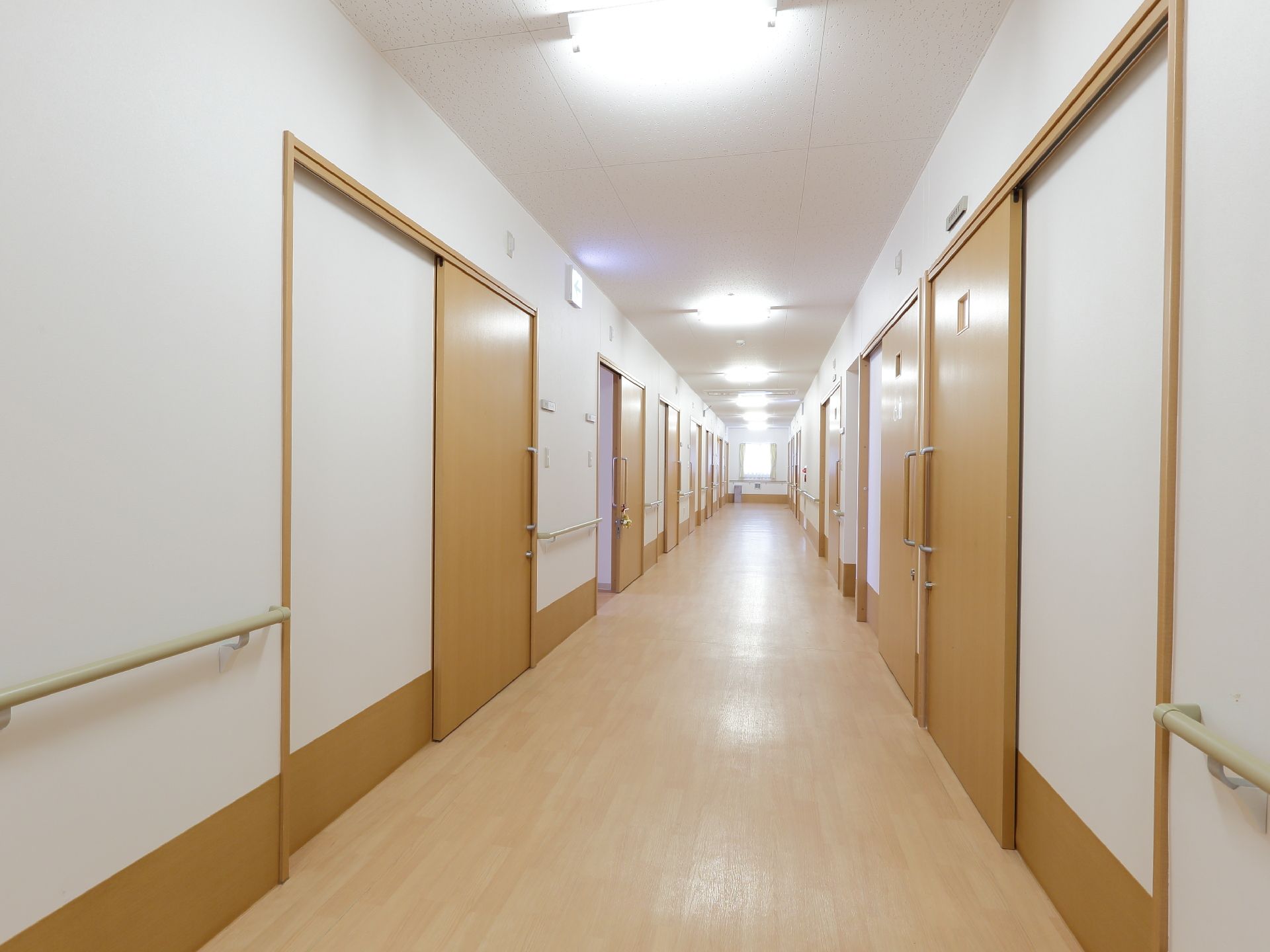 廊下では採光に配慮し、明るい設計にして十分な見通しを確保した。廊下のエンドには大きな窓があり、自然光を多く取り入れる構造になっている。