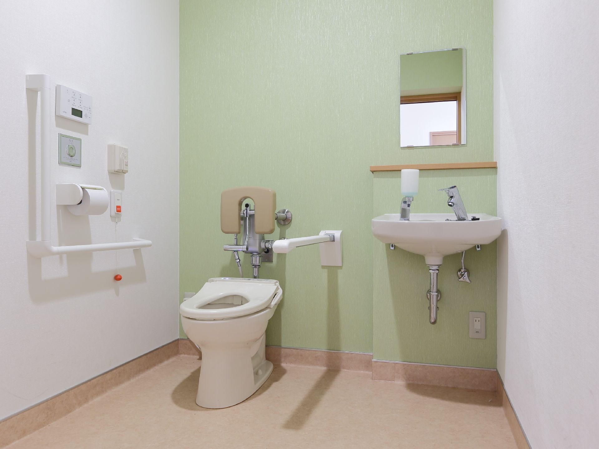 トイレでは、余分な作業負荷を省略するために便座のフタをあらかじめ撤去してある。背もたれを代わりに取り付け、利便性を向上させた。