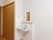部屋にはトイレとは別に洗面台が設けられている。足元に物のないフリースペース構造で、車椅子利用者でも使用に無理がない。