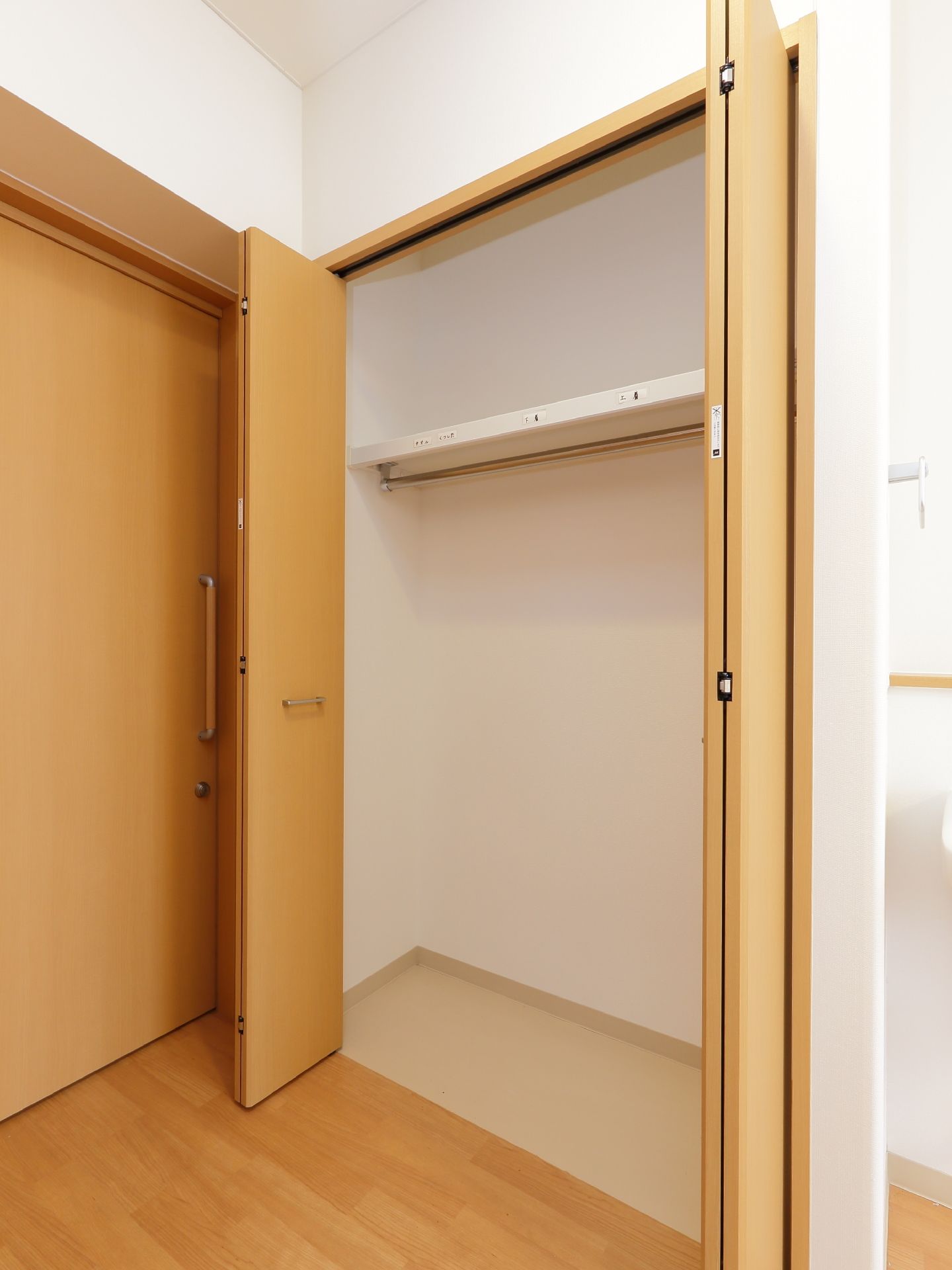 部屋には大型のクローゼットが設置されており、たくさんの衣類をお持ちいただける。手前に観音開きで、足元の大きな移動なく開閉が可能。