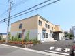 施設の最寄り駅は東武伊勢崎線「武里」。駅から徒歩5分の交通至便な立地に建つ。駐車場が完備しており、植栽を施して心なごむ空間を構成している。