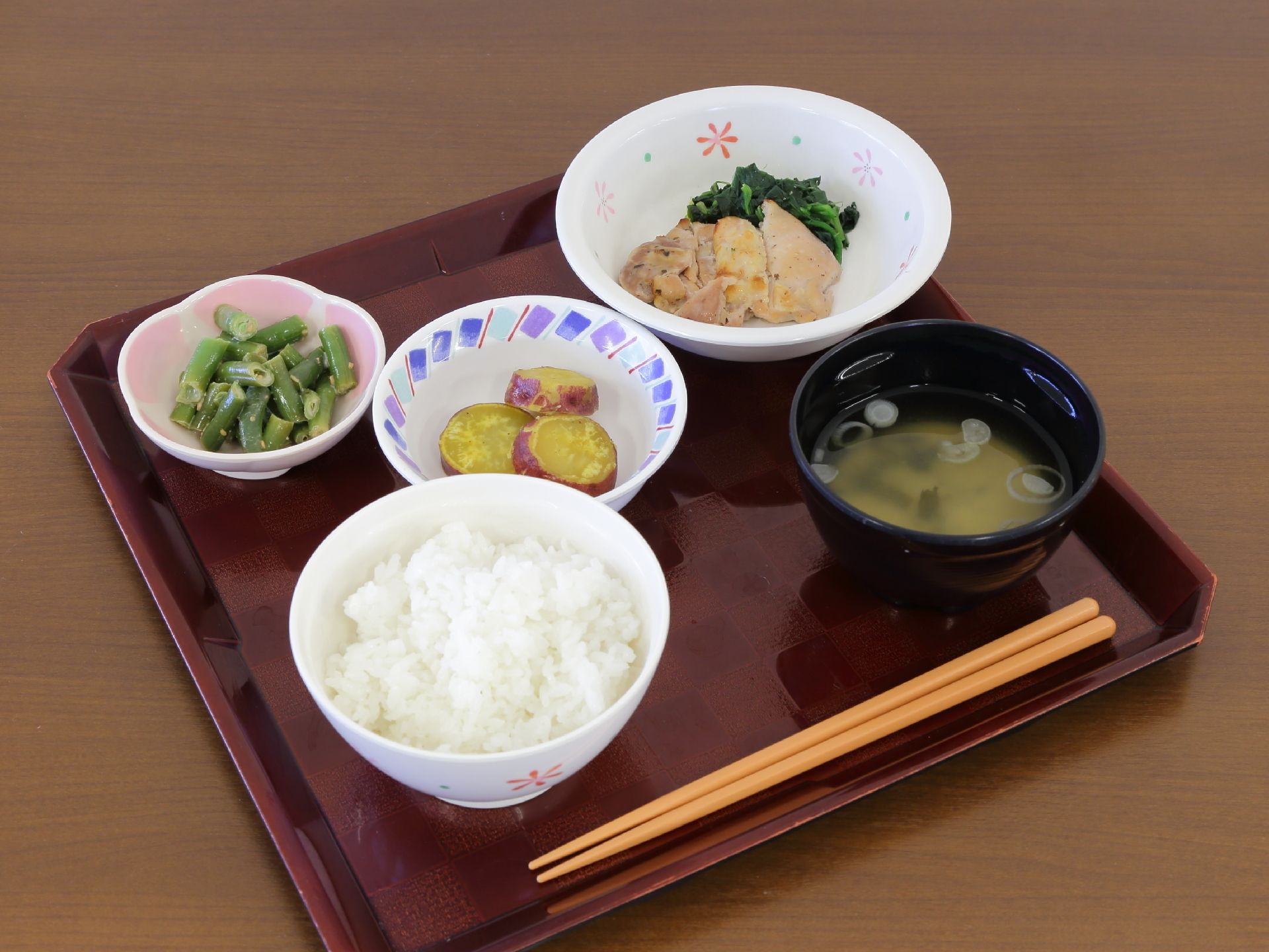 食事は安全性と栄養バランスに配慮したメニューで提供している。要介護度の高い利用者もいるため、嚥下食・流動食や介護食への対応も可能。