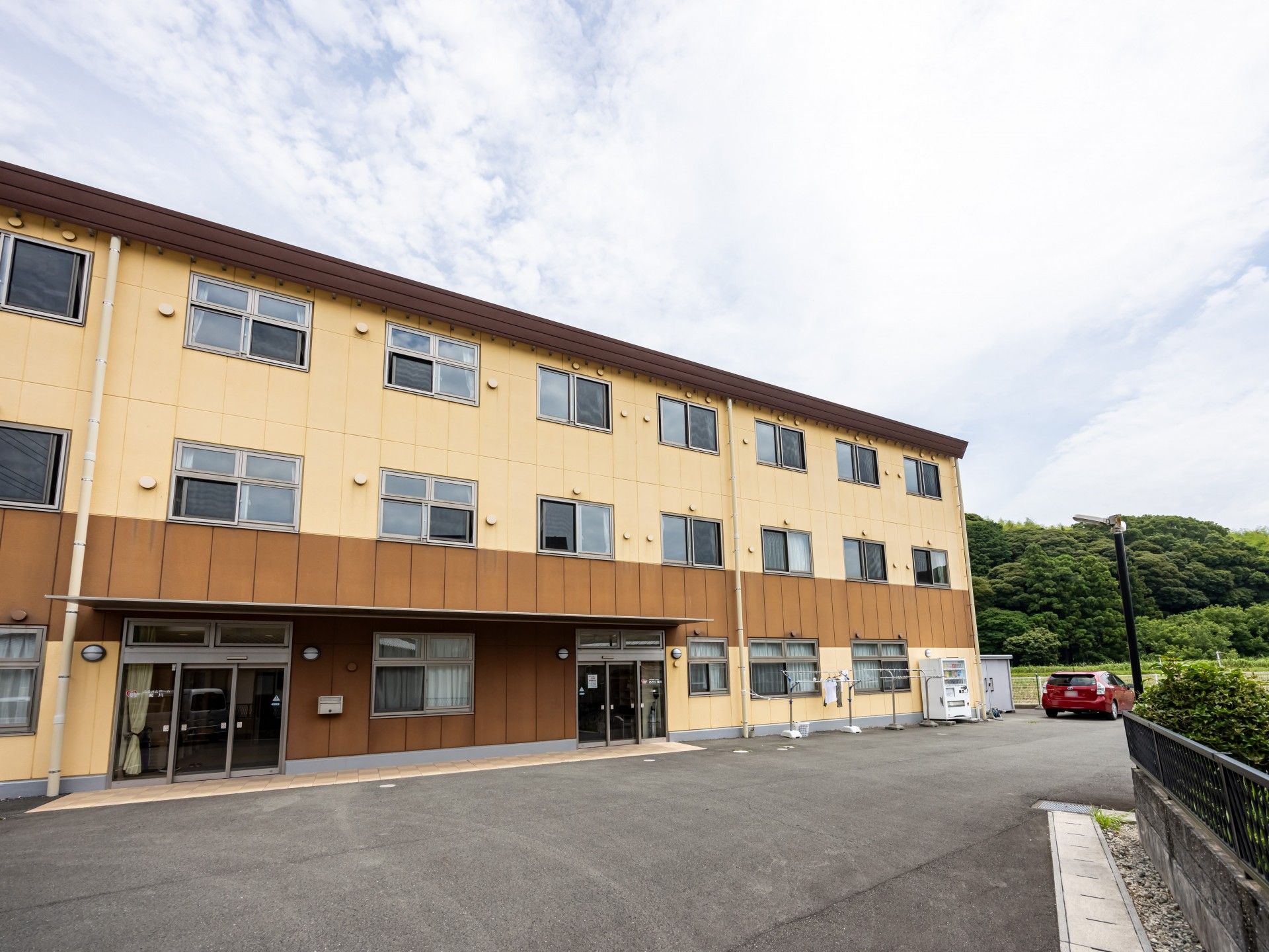 ゆったりとした施設の外観