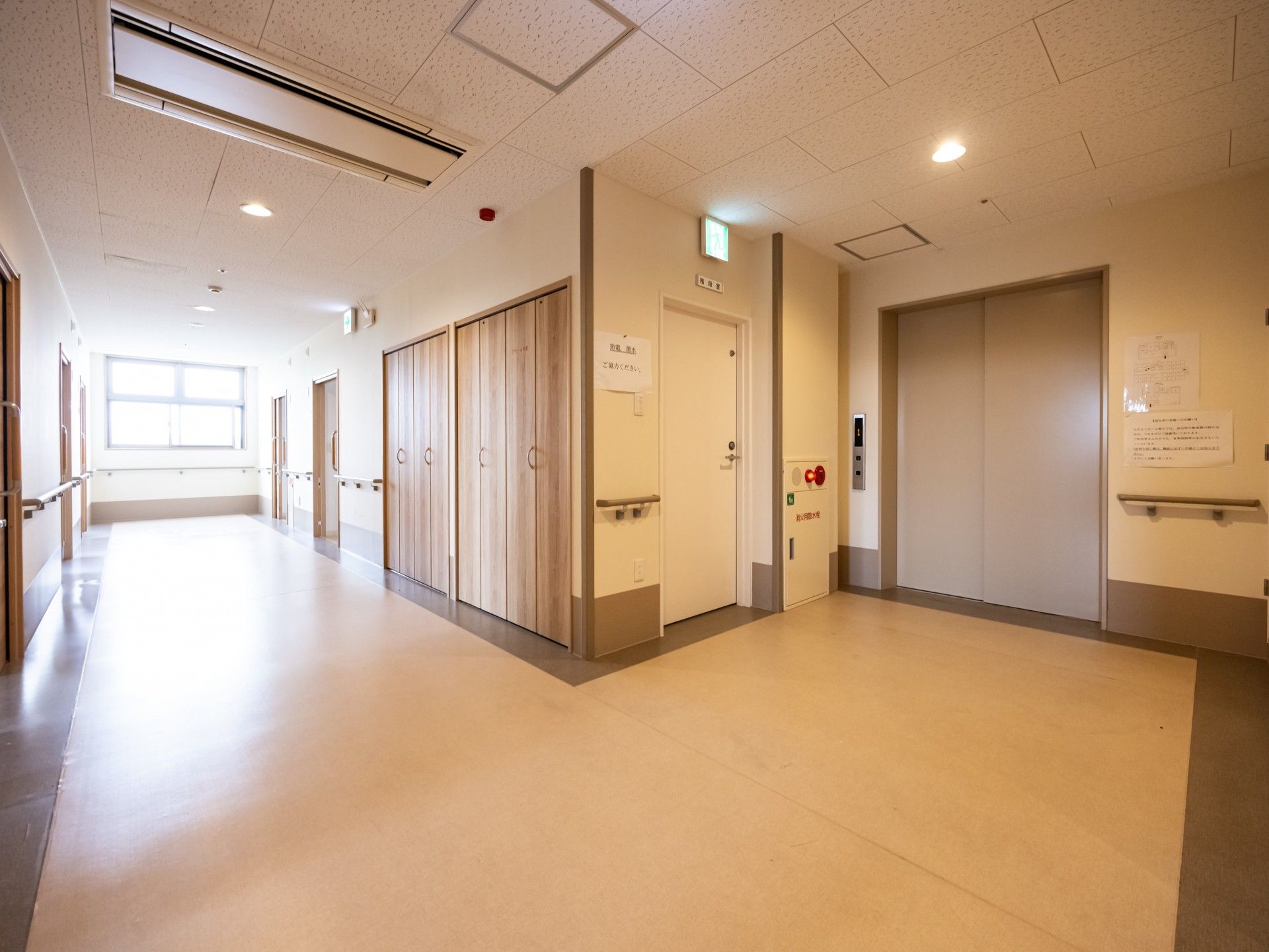 明るく広々とした廊下
