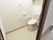居室のトイレには動作を補助する手すりが備え付けられている。緊急呼び出しボタンも壁に設置されている。車椅子の方でも利用できる広さがある。