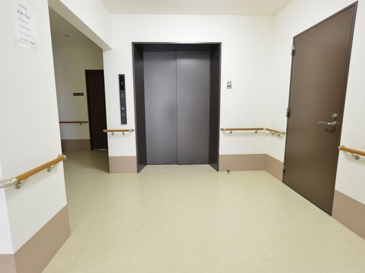 エレベーター前の廊下