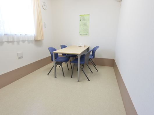 4人掛けテーブルがある部屋