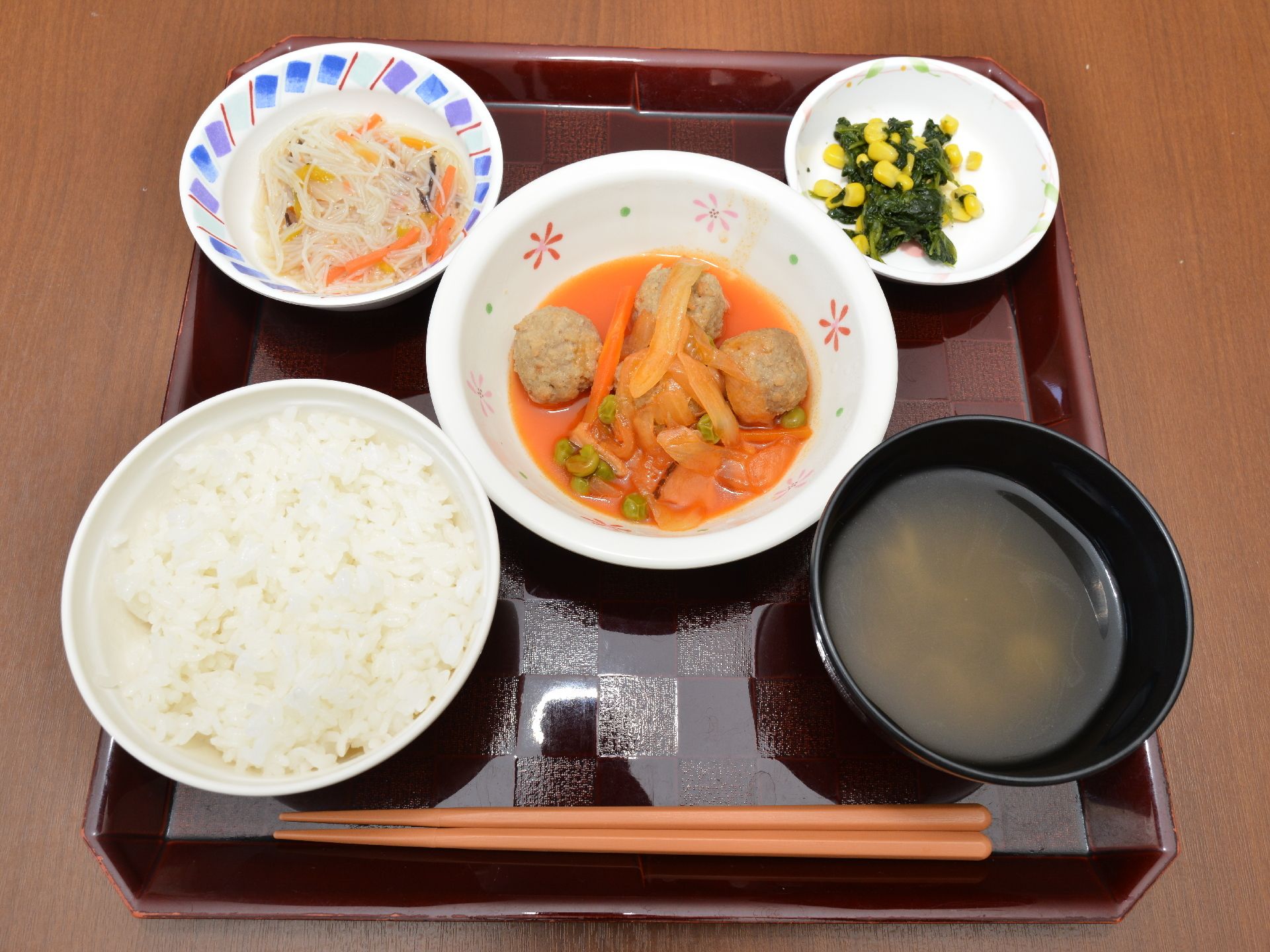 栄養のバランスが良く彩も豊かな食事を提供している。味に飽きのこないよう主菜や数種類の副菜を料理し出している。