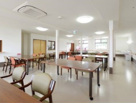 広々とした明るい食堂