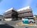 落ち着いた佇まいの3階建の建物である。広い駐車スペースが施設の前に設けられている。玄関先にはベンチが置かれている。