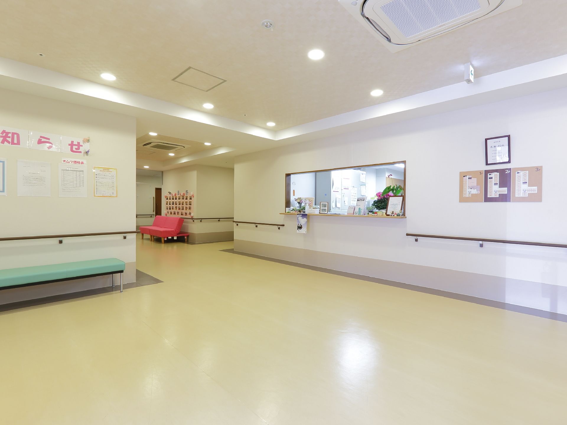 広々とした館内は、白い壁と薄いベージュの床で清潔感があり、明るい印象を受ける。廊下も広く、手すりがあり安心して移動できる。