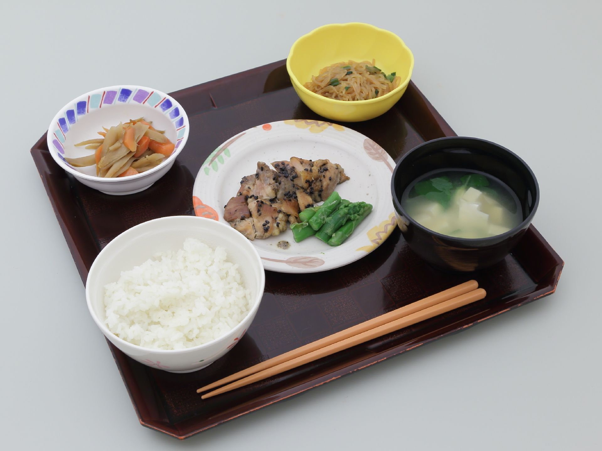 施設の食事は和食が中心になっている。ご飯と味噌汁、アスパラとお肉、春雨にきんぴらごぼうとバランスの取れたメニューになっている。