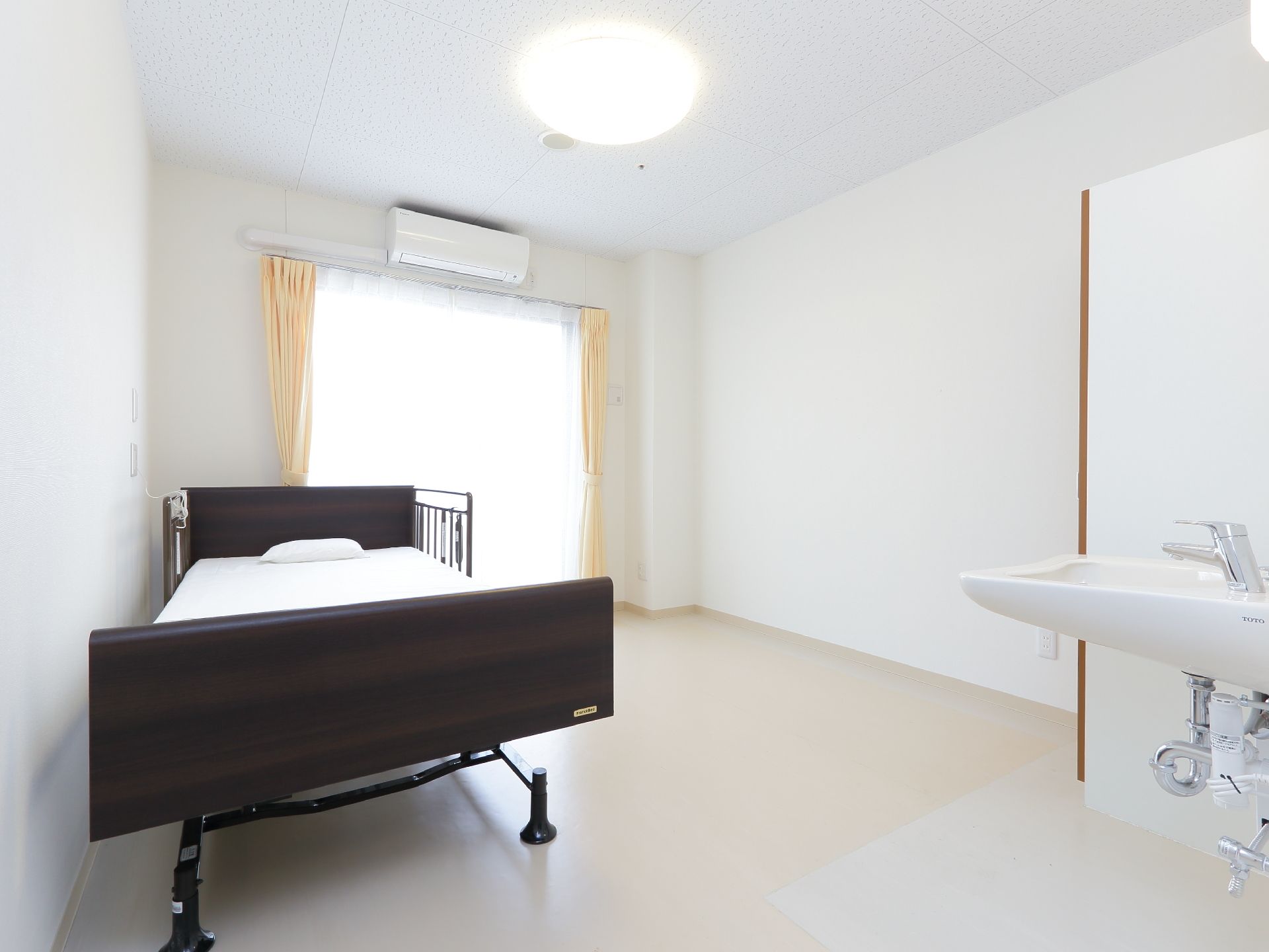 シンプルな居室の様子