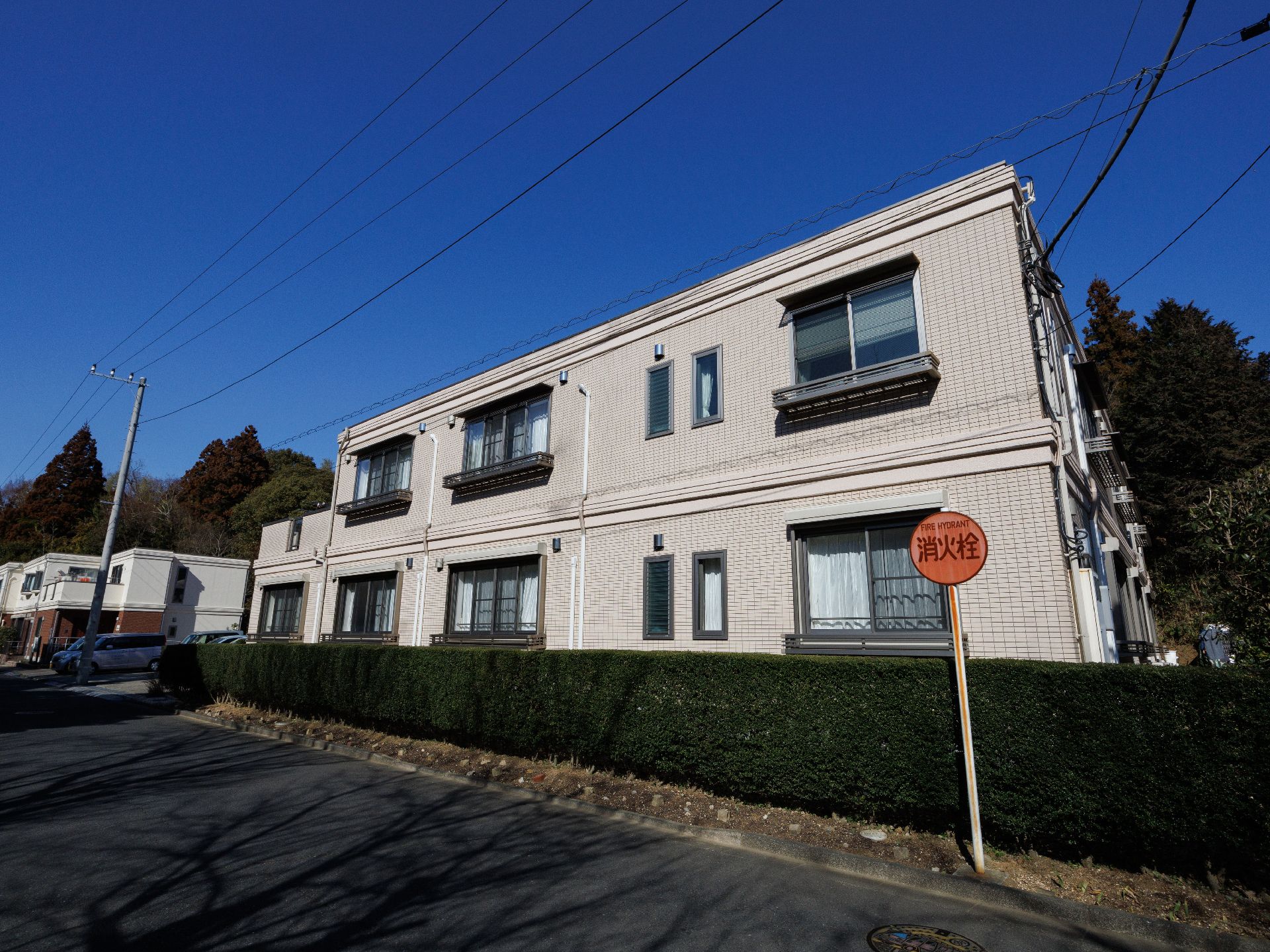 ２階建てであり、駐車場が近隣にある介護施設の外観